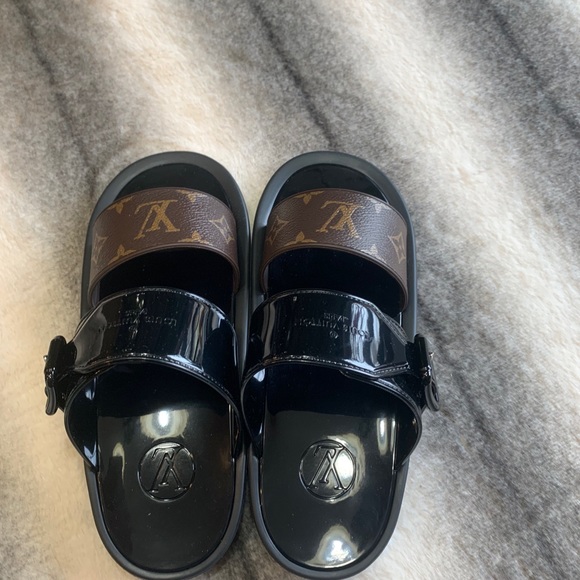 { Louis Vuitton } Sunbath Flat Mules Black Sandal - Picture 4 of 15